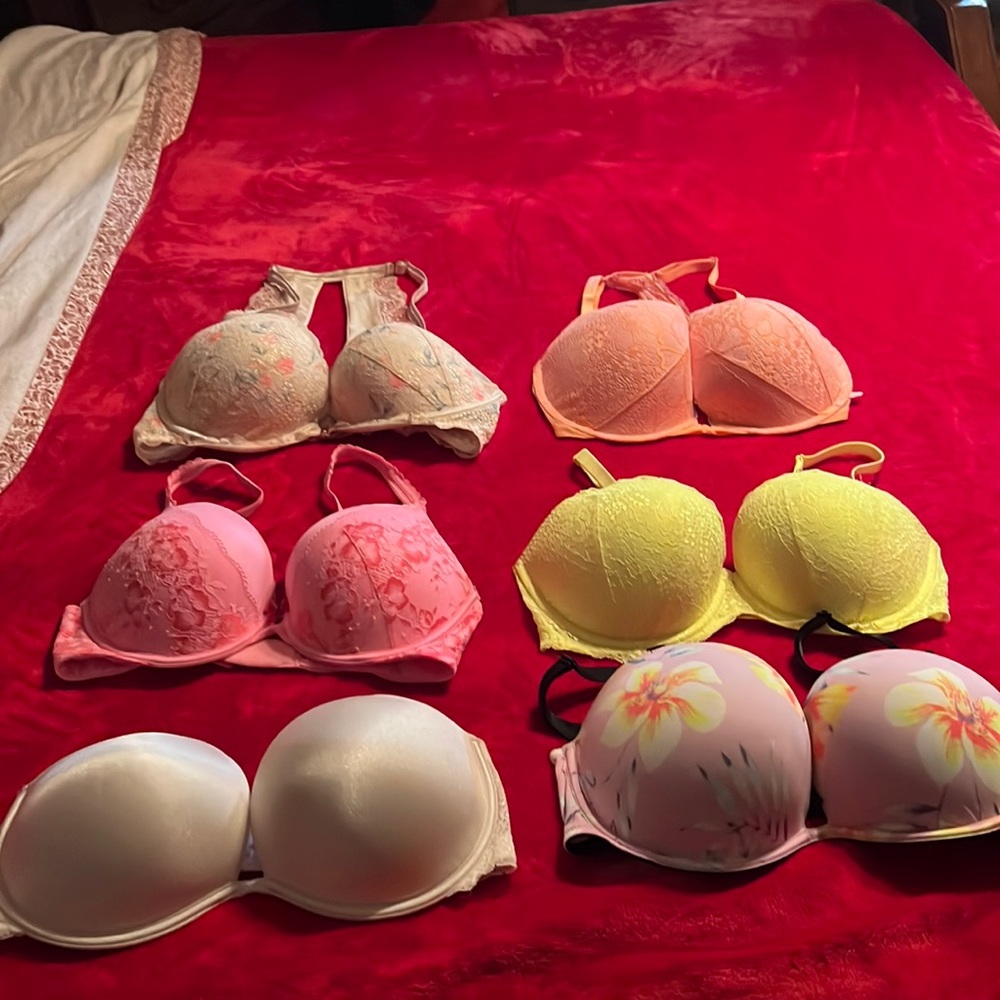 Lot of VS bras. Fits 34DDD OR 36DD.